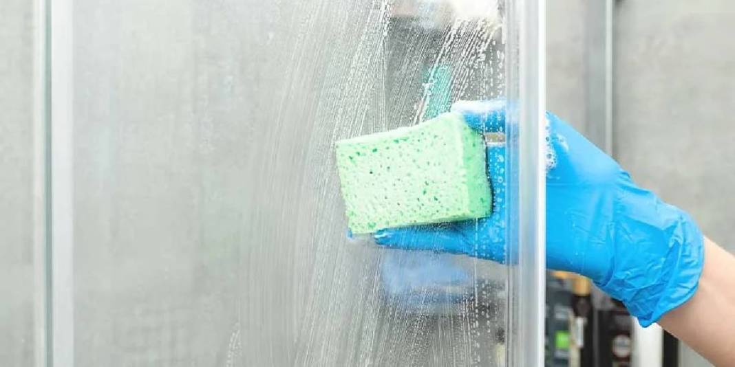 Sadece bir uygulama yetiyor! Duşakabin camında asla leke bırakmıyor: Bu yöntem çok konuşuluyor! 5